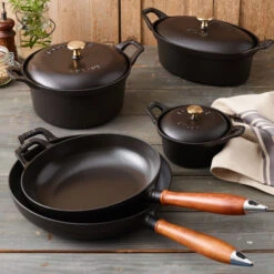 Staub Vintage Koekenpan Met Houten Handvat Ø24 Cm -Thuis Benodigdheden Winkel 502885 01 4 EnvironmentImage 26466287b9